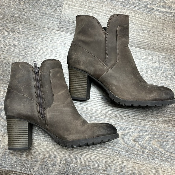 GUC Clarks ankle booties - Picture 2 of 5